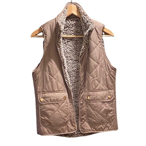 Thread and Supply Reversible Quilted and Sherpa Lined Vest - Picture 4 of 10